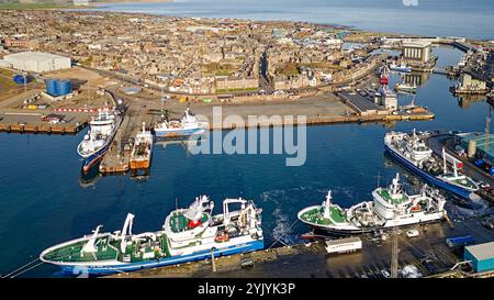 Peterhead Aberdeenshire in Schottland beherbergt das Hafengebiet große Fischerboote oder Schiffe, die am Albert and Merchants Quay vor Anker gehen Stockfoto