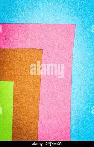 Mehrfarbiger Hintergrund aus einem Papier mit verschiedenen Farben. Abstrakte bunte lebendige Papiertextur. Stockfoto