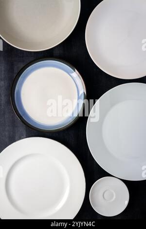 Draufsicht einer leeren Platte, die auf einem schwarzen Schwarzen Tafel platziert ist. Flache Lagen. Draufsicht. Lebensmittelkonzept. Stockfoto