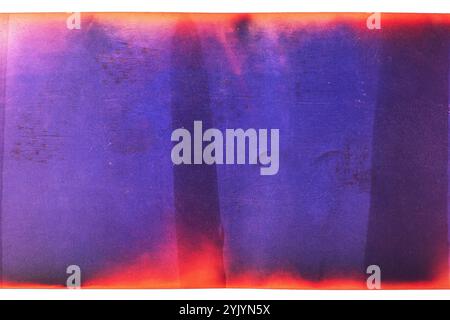 Grungy-farbiger 120-mm-Negativfilm isoliert auf weißem Hintergrund. Filmmaterial im mittleren Format auf weißem Hintergrund, Platzhalter für Retro-Fotos. Stockfoto