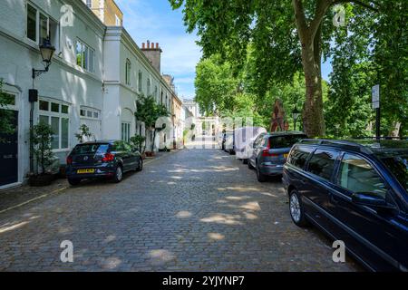 London - 06 16 2022: Blick auf Ennismore Gardens Mews Stockfoto