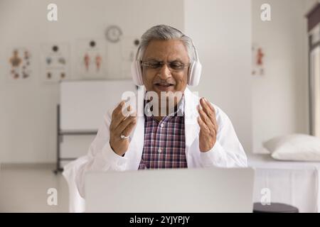 Indische Ärzte helfen dem Klinikpatienten mit Hilfe von Videokall Stockfoto