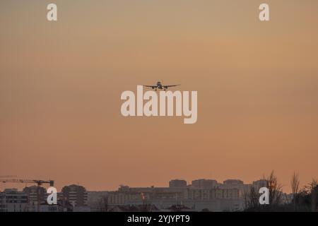 TAP Air portugal Flugzeug landet bei einem wunderschönen Sonnenuntergang am Flughafen lissabon humberto delgado Stockfoto