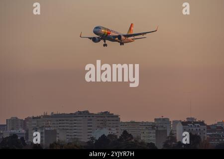 Das Flugzeug von TAP Air portugal nähert sich dem Flughafen lissabon bei Sonnenuntergang mit abgesenktem Fahrwerk an Stockfoto