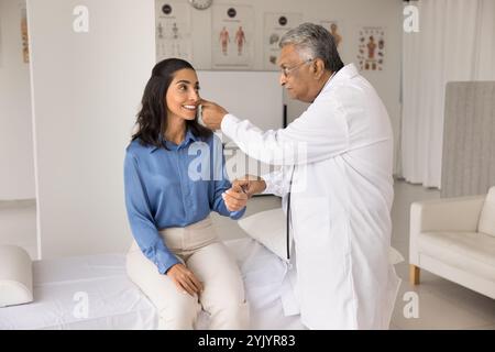 Der Arzt führt Sehtests oder Sehuntersuchungen des Patienten durch Stockfoto