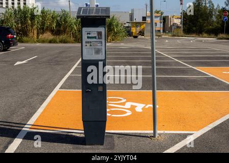 Parkuhr mit Solarmodul auf einem reservierten Parkplatz für Behinderte Stockfoto