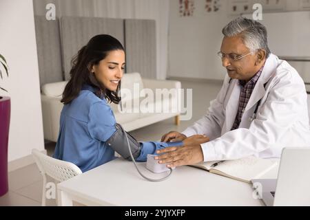 Ärztliche Untersuchung des arteriellen Blutdrucks junger Patientinnen Stockfoto