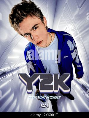 Y2K (2023) von Kyle Mooney und Kid Laroi als Soccer Chris. Am Silvesterabend 1999 steht eine Gruppe von Teenagern vor Chaos, wenn sie sich auf den bevorstehenden Y2K-Computerschmelze vorbereiten. NUR FÜR REDAKTIONELLE ZWECKE des Posters mit US-Schriftzeichen. Quelle: BFA / A24 Stockfoto