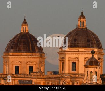 Rom, Italien. November 2024. Ein Supermond ist am 15. November 2024 im Campidoglio in Rom zu sehen. Quelle: Alberto Lingria/Xinhua/Alamy Live News Stockfoto