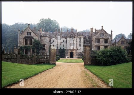 Parnham House, Parnham Park, Beaminster, Dorset, 1986. Die vordere Höhe und der Eingang des Kutschhofs zum Parnham House. Parnham House stammt aus dem 16. Jahrhundert. Er wurde um 1810 von John Nash umgebaut und erweitert. 2017 wurde das Gebäude durch einen Brand schwer beschädigt. Stockfoto