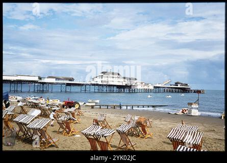 Esplanade, Shanklin Pier, Shanklin, Isle of Wight, 1982. Shanklin Pier vom Strand nach Südosten mit Liegestühlen im Vordergrund. Der Pier wurde 1890 eröffnet. Sie wurde während des Großen Sturms 1987 beschädigt und 1993 abgerissen. Stockfoto
