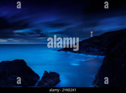 Trevose Lighthouse, Trevose Head, St. Merryn, Cornwall, 2023. Allgemeiner Blick nach Norden über Stinking Cove in Richtung des beleuchteten Trevose Lighthouse gegen Mitternacht. Stockfoto