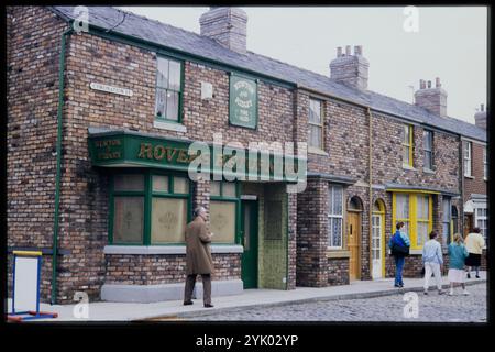 Rovers Return Inn, Coronation Street, Granada Studios, Quay Street, Manchester, 1988. das Rovers Return Inn an der Coronation Street in den Granada Studios. Stockfoto