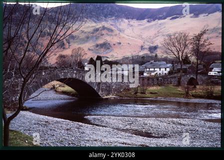 Grange Bridge, Grange, Borrowdale, Cumberland, 1984. Blick vom Nordosten der Grange Bridge über den Fluss Derwent. Stockfoto