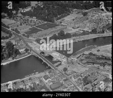 Hampton Court und Bau der neuen Hampton Court Bridge neben der alten London 1930er Jahre. Stockfoto