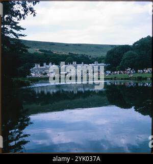 Encombe House, Corfe Castle, Purbeck, Dorset, 1997. Fernsicht auf das Encombe House aus dem Süden mit Blick auf den See mit vielen Besuchern im Garten. Stockfoto