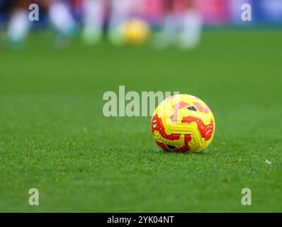 Brighton, Großbritannien. November 2024. Nike WSL Winter Ball vor dem Barclays Women's Super League Spiel zwischen Brighton und Hove Albion und West Ham United im American Express Stadium in Brighton, England am Samstag, den 16. November 2024. (Claire Jeffrey/SPP) Credit: SPP Sport Press Photo. /Alamy Live News Stockfoto