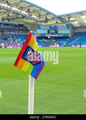 Brighton, Großbritannien. November 2024. Rainbow schnürt die WSL-Flagge vor dem Spiel der Barclays Women's Super League zwischen Brighton und Hove Albion und West Ham United im American Express Stadium in Brighton, England am Samstag, den 16. November 2024. (Claire Jeffrey/SPP) Credit: SPP Sport Press Photo. /Alamy Live News Stockfoto