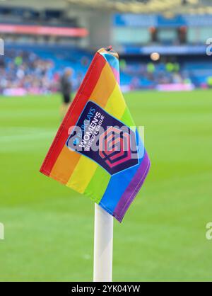 Brighton, Großbritannien. November 2024. Rainbow schnürt die WSL-Flagge vor dem Spiel der Barclays Women's Super League zwischen Brighton und Hove Albion und West Ham United im American Express Stadium in Brighton, England am Samstag, den 16. November 2024. (Claire Jeffrey/SPP) Credit: SPP Sport Press Photo. /Alamy Live News Stockfoto