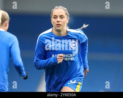 Brighton, Großbritannien. November 2024. Poppy Pattinson (3 Brighton) wärmt sich vor dem Spiel der Barclays Women's Super League zwischen Brighton und Hove Albion und West Ham United im American Express Stadium in Brighton, England am Samstag, den 16. November 2024 auf. (Claire Jeffrey/SPP) Credit: SPP Sport Press Photo. /Alamy Live News Stockfoto