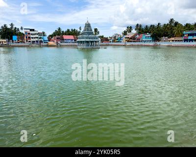 Suchindram, Tamil Nadu, Indien - 8. Oktober 2024: Tempeltank des Thanumalayan-Tempels, auch Sthanumalayan-Tempel genannt, befindet sich in Suchindram im Ka Stockfoto