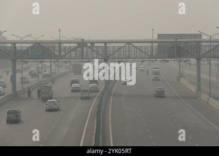 Der Verkehr bewegt sich am Samstag, den 16. November 2024, im Smog in Neu-Delhi. Delhis AQI bleibt mit 460 am vierten Tag in Folge hart, Smog erstickt die Stadt schwer. New Delhi Indien Copyright: XAnshumanxAkashx Stockfoto