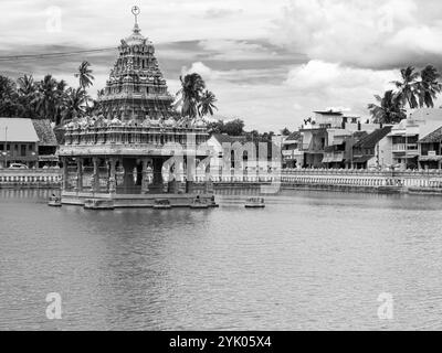 Suchindram, Tamil Nadu, Indien - 8. Oktober 2024: Tempeltank des Thanumalayan-Tempels, auch Sthanumalayan-Tempel genannt, befindet sich in Suchindram im Ka Stockfoto