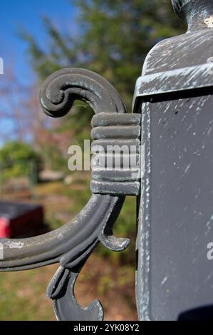 Scrollarbeit an einem Gussmetallampen-Pfosten Stockfoto