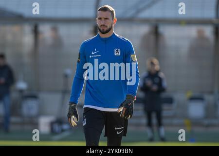 Marco Hiller (Torwart, TSV 1860 München, #1) beim Aufwaermen. GER, TSV 1860 München gegen SpVgg Unterhaching, Fussball, Bayerischer Totopokal, Viertelfinale, Saison 2024/2025, 16.11.2024. Foto: Eibner-Pressefoto/Heike Feiner Stockfoto