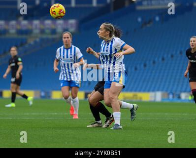 Brighton, Großbritannien. November 2024. Poppy Pattinson (3 Brighton) gewinnt am Samstag, den 16. November 2024, im American Express Stadium in Brighton, England einen Kopfball beim Spiel der Barclays Women's Super League zwischen Brighton und Hove Albion und West Ham United. (Claire Jeffrey/SPP) Credit: SPP Sport Press Photo. /Alamy Live News Stockfoto