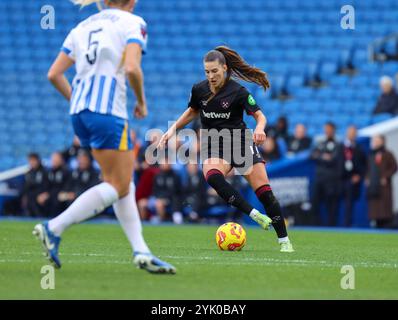 Brighton, Großbritannien. November 2024. Seraina Piubel (77 West Ham) stürzt sich beim Spiel der Barclays Women's Super League zwischen Brighton und Hove Albion und West Ham United im American Express Stadium in Brighton, England am Samstag, den 16. November 2024. (Claire Jeffrey/SPP) Credit: SPP Sport Press Photo. /Alamy Live News Stockfoto
