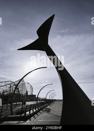 Walschwanzskulptur (Windschutzhütte) an der Blackpool South Promenade mit geschwungenen modernen Lichtern und Hintergrundbeleuchtung von der Sonne. Blackpool UK Stockfoto