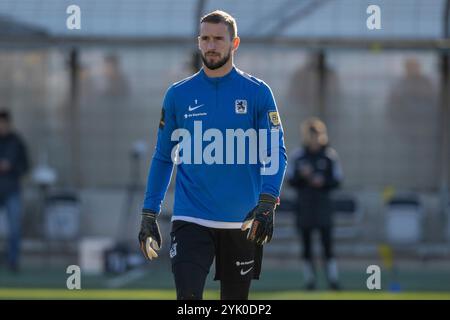 München, Deutschland. November 2024. Marco Hiller (Torwart, TSV 1860 München, #1) beim Aufwaermen. GER, TSV 1860 München gegen SpVgg Unterhaching, Fussball, Bayerischer Totopokal, Viertelfinale, Saison 2024/2025, 16.11.2024. Foto: Eibner-Pressefoto/Heike feiner Credit: dpa/Alamy Live News Stockfoto