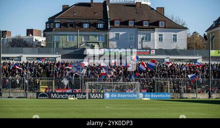 München, Deutschland. November 2024. Die Hachinger Fans im Gaesteblock. GER, TSV 1860 München gegen SpVgg Unterhaching, Fussball, Bayerischer Totopokal, Viertelfinale, Saison 2024/2025, 16.11.2024. Foto: Eibner-Pressefoto/Heike feiner Credit: dpa/Alamy Live News Stockfoto