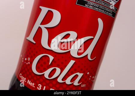 Eine detaillierte Nahaufnahme eines Red Cola Flaschenetiketts. Red Cola ist ein kohlensäurehaltiges Getränk des mexikanischen Unternehmens Embotelladora Mexicana S.A. de C.V. Stockfoto