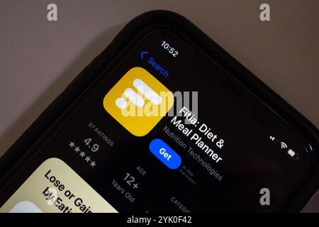 Die Fitia App wird im App Store angezeigt. Fitia ist ein Unternehmen mit Sitz in Lima, Peru, das sich auf die automatisierte Planung von Mahlzeiten und Apps zur Nachverfolgung von Nährstoffen spezialisiert hat. Stockfoto