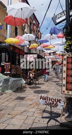 Eine Einkaufsstraße mit Sonnenschirmen im Alten Basar (auch bekannt als türkischer Basar), Skopje, Republik Nordmazedonien, Balkan. Stockfoto