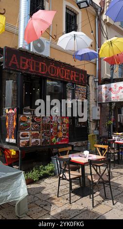 Ein Döner-Café im Alten Basar (auch bekannt als türkischer Basar), Skopje, Republik Nordmazedonien, Balkan. Stockfoto