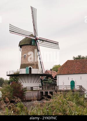 Die einzigartige niederländische Mühle namens „de Kilsdonkse Molen“ ist eine sogenannte „Watervluchtmolen“, eine kombinierte Wasser- und windbetriebene Mühle in Heeswijk-Dinther. Es war Re Stockfoto