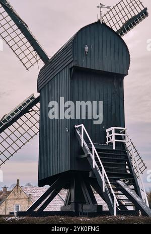 Ein Winterblick auf die historische nachgebildete Windmühle auf dem Burggraben Bourtange während eines verschneiten Weihnachtsmarktes. Stockfoto