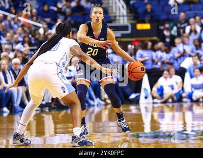 15. November 2024: Kaitlyn Chen (20) der University of Connecticut leitete den Verkehr vor dem Wachmann Qadence Samuels (10) der University of Connecticut. NCAA Basketballspiel zwischen der University of Connecticut und der University of North Carolina in der First Horizon Arena, Greensboro NC David Beach/CSM (Bild: © David Beach/Cal Sport Media) Stockfoto