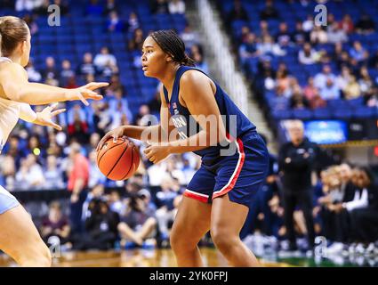 15. November 2024: Sarah Strong (21) der University of Connecticut dribbelt den Ball. NCAA Basketballspiel zwischen der University of Connecticut und der University of North Carolina in der First Horizon Arena, Greensboro NC David Beach/CSM Stockfoto