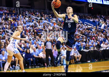 15. November 2024: Der Wachmann der University of Connecticut, Paige Bueckers (5), geht zum Layup. NCAA Basketballspiel zwischen der University of Connecticut und der University of North Carolina in der First Horizon Arena, Greensboro NC David Beach/CSM Stockfoto