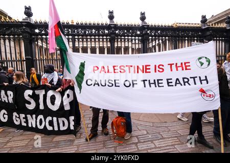 British Museum, London, Großbritannien. November 2024. Demonstranten beim Global March for Climate Justice in London. Quelle: Matthew Chattle/Alamy Live News Stockfoto