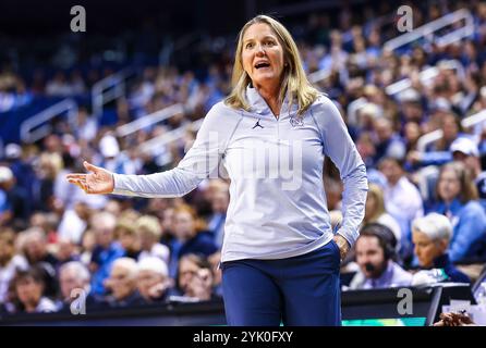 15. November 2024: Courtney Banghart ist Cheftrainer des Basketballteams North Carolina. NCAA Basketballspiel zwischen der University of Connecticut und der University of North Carolina in der First Horizon Arena, Greensboro NC David Beach/CSM Stockfoto