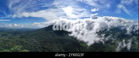 Landschaftspanorama des mombacho Vulkans bedeckt mit Wolken aus der Luft Drohnenansicht Stockfoto