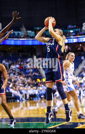 15. November 2024: Die University of Connecticut bewacht Paige Bueckers (5) mit dem Sprungschuss. NCAA Basketballspiel zwischen der University of Connecticut und der University of North Carolina in der First Horizon Arena, Greensboro NC David Beach/CSM Stockfoto