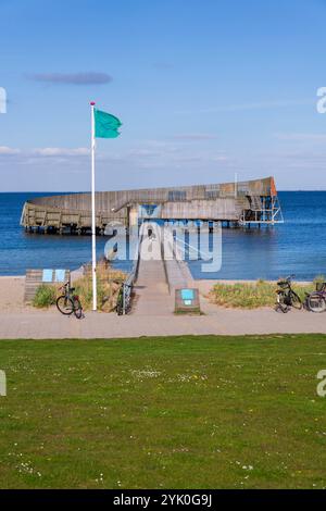 Einheimische im Kastrup Sea Bath, Shelter for Swimming, Sneglen, Oresund am 30. April 2023 in Kopenhagen, Dänemark. Stockfoto