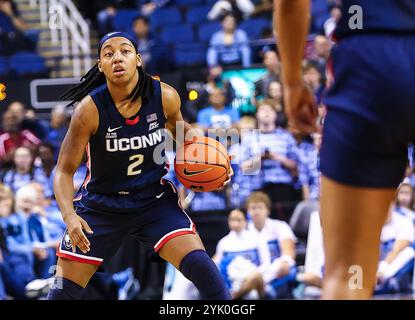 15. November 2024: Der Wachmann der Universität Connecticut KK Arnold (2) dribbelt den Ball. NCAA Basketballspiel zwischen der University of Connecticut und der University of North Carolina in der First Horizon Arena, Greensboro NC David Beach/CSM Stockfoto