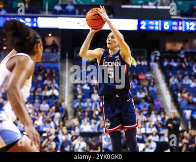 15. November 2024: Der Wachmann der Universität Connecticut, Paige Bueckers (5), schießt den Ball. NCAA Basketballspiel zwischen der University of Connecticut und der University of North Carolina in der First Horizon Arena, Greensboro NC David Beach/CSM Stockfoto